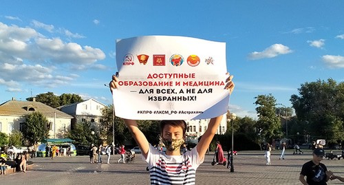 Участник одиночного пикета Айнур Абуев. Фото Алены Садовской для "Кавказского узла"