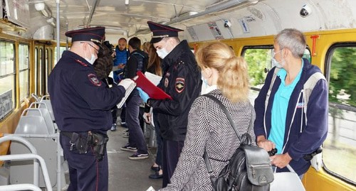 Полицейские  выписывают штраф в общественном транспорте. Фото пресс-службы МУП КТТУ https://www.yuga.ru/news/450800/