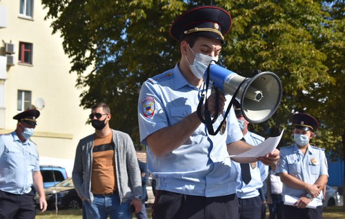 Полицейский просит участников акции разойтись. Ростов-на-Дону, 20 сентября 2020 года. Фото Константина Волгина для "Кавказского узла".