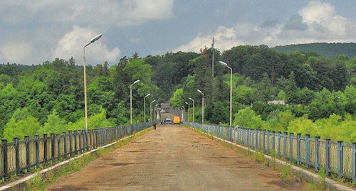 Мост через реку Ингури. Граница между Грузией и Абхазией. Фото: Marcin Konsek / Wikimedia Commons