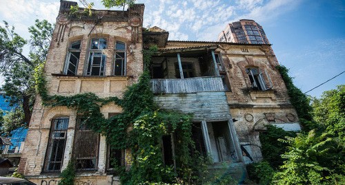 Дом в стиле раннего модерна архитектора Александра Косякина в Краснодаре.  Фото Елены Синеок, Юга.ру