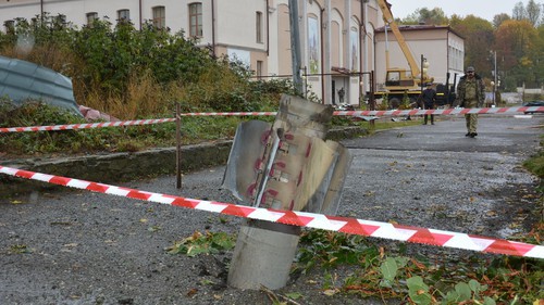 Неразорвавшийся снаряд в Степанакерте. Фото Службы по чрезвычайным ситуациям Нагорного Карабаха, https://www.facebook.com/RescueServiceOfTheNKR/posts/3763383793696068