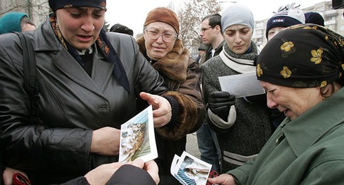 Родственники погибших. Нальчик, октябрь 2005 г. Фото: REUTERS/Viktor Korotayev