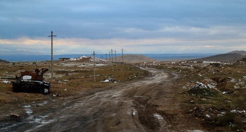 Армянский танк, подбитый на въезде в Джебраил. Фото  Азиза Каримова для "Кавказского узла"