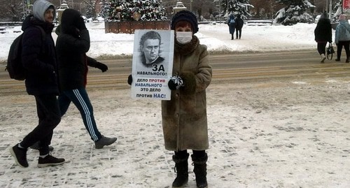 Галина Тихенко проводит одиночный пикет в поддержку Навального. Волгоград, 17 января 2021 года. Фото Татьяны Филимоновой для "Кавказского узла".