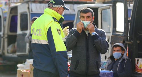 Проверка документов у водителя транспорта. Фото: https://www.facebook.com/policeofgeorgia/photos/1702608756560828