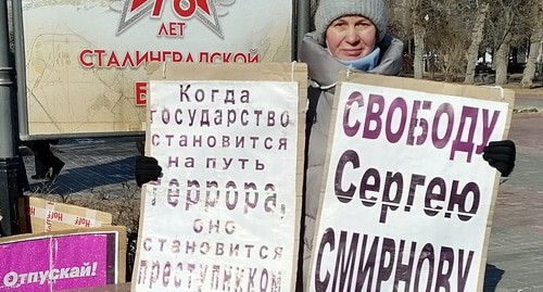 Активистка Тамара Гродникова на одиночном пикете требует освобождения главреда «Медиазоны» Сергея Смирнова и других политзаключенных. Волгоград, 7 февраля 2021 года. Фото Татьяны Филимоновой для "Кавказского узла".