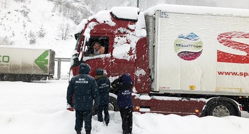 Грузовики возле пункта пропуска "Верхний Ларс". Фото: МЧС России по Республике Осетия-Алания https://15.mchs.gov.ru/