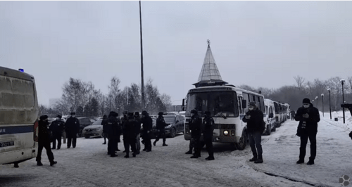 Автозаки и полиция у здания в Москве, где 13 марта 2021 года был запланирован форум "Объединенных демократов". Стоп-кадр прямой трансляции: https://youtu.be/RbSsO2NsglY