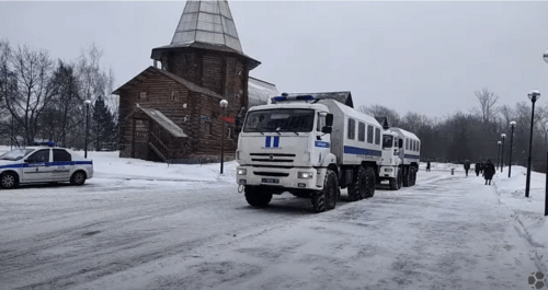 Автозаки и полиция у здания в Москве, где 13 марта 2021 года был запланирован форум "Объединенных демократов". Стоп-кадр прямой трансляции: https://youtu.be/RbSsO2NsglY