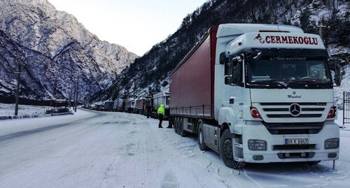 Грузовые автомобили ожидают открытия проезда по Военно-Грузинской дороге. Фото Эммы Марзоевой для "Кавказского узла"