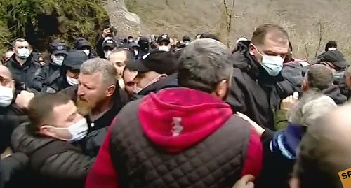 Столкновения  противников Намахвани ГЭС  с полицией в Грузии. Кадр видео https://www.youtube.com/watch?v=T2R0q7R-u_s