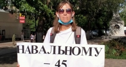 Активистка Елена Байбекова проводит одиночный пикет в поддержку Навального. Астрахань, 4 июня 2021 года. Фото Алены Садовской для "Кавказского узла".