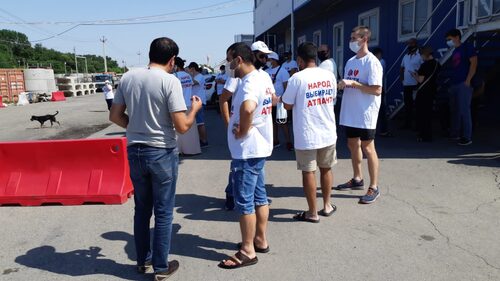 Участники схода наблюдают за демонтажом блоков при въезде на рынок "Атлант" в Аксайском районе Ростовской области. 24 июля 2021 года. Фото Вячеслава Прудникова для "Кавказского узла".