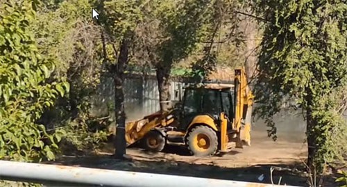 Строительная техника в парке Еревана. Скриншот видео "Кавказского узла"