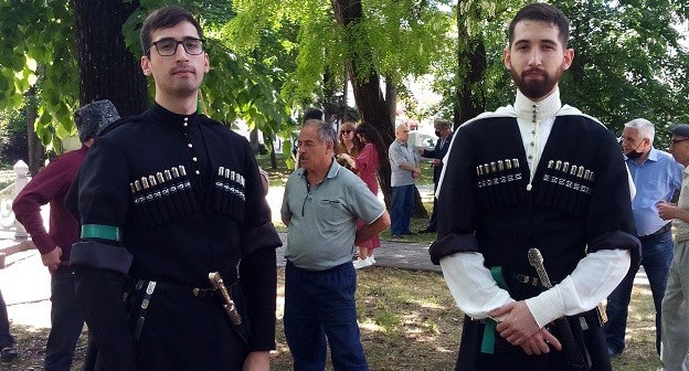 Активисты в черкесской национальной одежде, 21 мая 2021 года. Фото Людмилы Маратовой для "Кавказского узла".