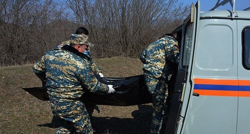 Сотрудники поискового отряда с останками военнослужащего. Фото со страницы Facebook https://www.facebook.com/photo/?fbid=253137966832379&set=a.204085831737593