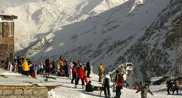 Туристы  в Приэльбрусье. КБР. Фото: ГК ЭЛЬБРУС АЗАУ https://prielbrusie-ski.ru/ropeways-slopes/elbrus-azau/