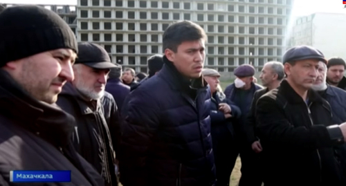 Жители Сепараторного поселка в Махачкале на сходе. Кадр видео ГТРК "Дагестан" https://www.kavkaz-uzel.eu/admin/articles/372867/edit