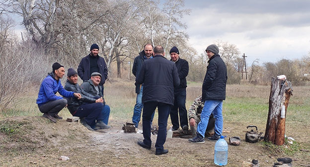 Граждане Азербайджана, которые не стали заселяться в лагерь, приезжают, чтобы узнать новости о дате открытия границы. 24 марта 2022 г. Фото Расула Магомедова для «Кавказского узла»