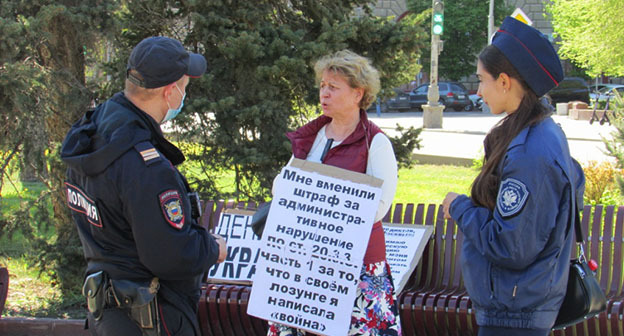 Сотрудники полиции общаются с Тамарой Гродниковой. Волгоград, 28 апреля 2022 г. Фото Вячеслава Ященко для "Кавказского узла"