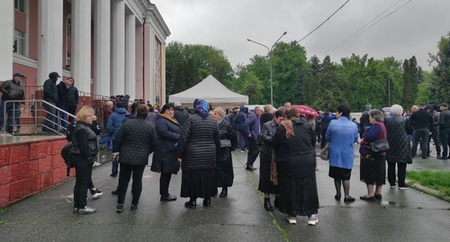 Избиратели, пришедшие голосовать к ДК металлургов. Владикавказ, 8 мая 2022 года. Фото корреспондента "Кавказского узла".