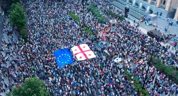 Митинг в Тбилиси. Фото: https://mtavari.tv/news/90066-ramdeni-adamiani-iqo-24-ivnisis-aktsiaze?fbclid=IwAR0ILsHLJhjgJEw2lE2CixIC6uXI5TuRii7zRE5qsUV7GDwUJfI8f7OnKuM