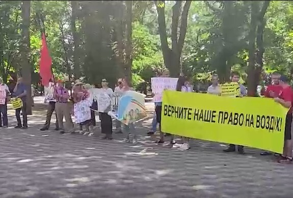 Пикет в Ростове-на-Дону против бездействия надзорных органов по ситуации с загрязнением воздуха, 14 августа 2022 года https://t.me/don_mash/2602