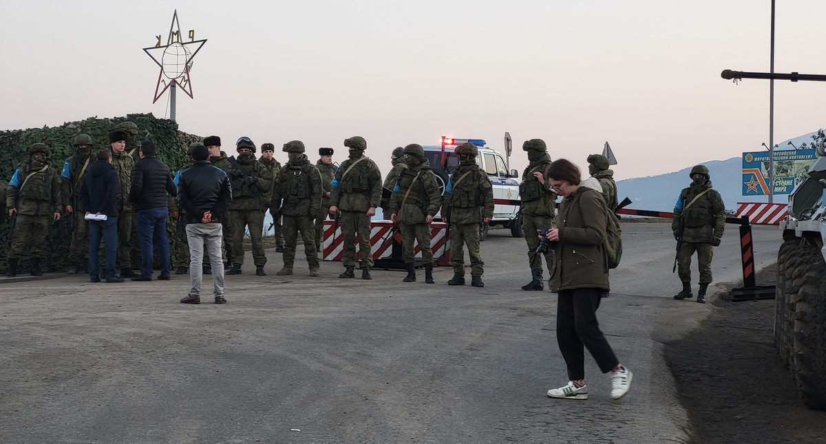 Группа активистов из Степанакерта маршем дошла до поста российских миротворцев. 23 декабря 2022 г. Фото Алвард Григорян для "Кавказского узла"