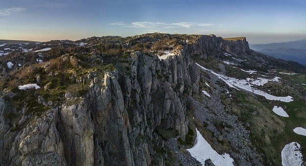 Вид на плато Лаго-Наки со стороны Яворовой поляны. Фото: Dack9 / wikimedia.org CC BY 4.0