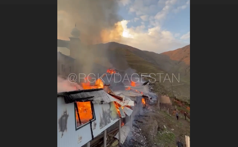 Пожар в селе Хутрах. Скриншот видео РГВК "Дагестан" от 30.09.23, https://t.me/RGVKDAGESTAN/24913.