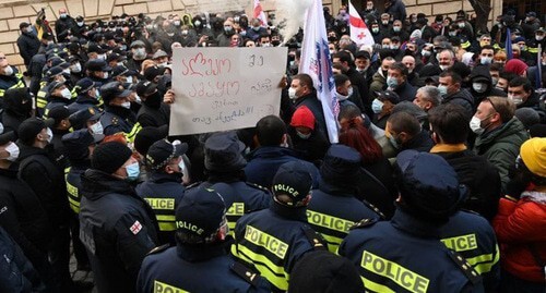 Акция протеста в Тбилиси. Кадр видео "Спутник-Грузия" Акция Акция Акция протеста в Тбилиси. Фото: https://sputnik-georgia.ru/politics/20210302/251045088/Deputatam-prikhoditsya-probiratsya-v-parlament-Gruzii-po-koridoru-pozora.html