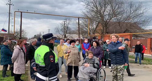 Жители станицы Полтавская заблокировали улицу Тельмана. Фото Натальи Гаряевой для "Кавказского узла"