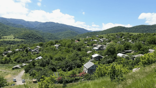 Вид на Киранц. Фото с сайта https://wiki2.org/en/Kirants,_Armenia#/media/File:Kirants_village,_Tavush_Province,_Armenia.jpg