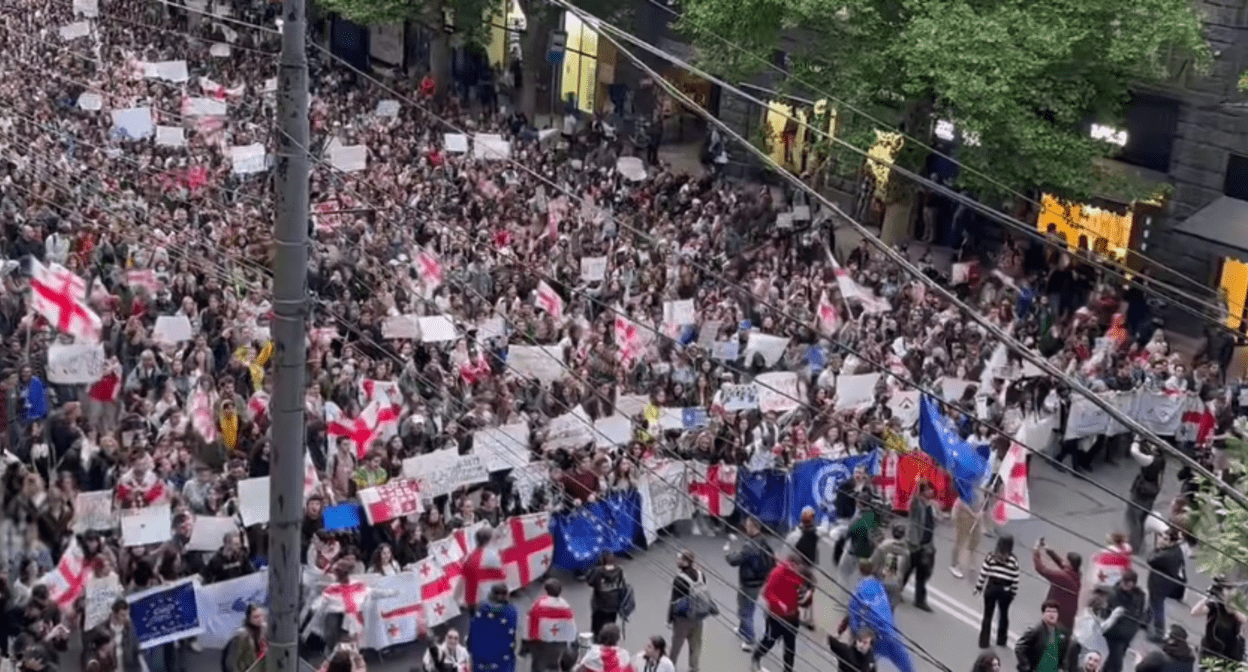 Шествие студентов в Тбилиси. Стоп-кадр видео Publika.ge от 13.05.24, https://www.facebook.com/publika.ge/videos/7108052499295390 (деятельность компании Meta, которая владеет Facebook, запрещена в России).