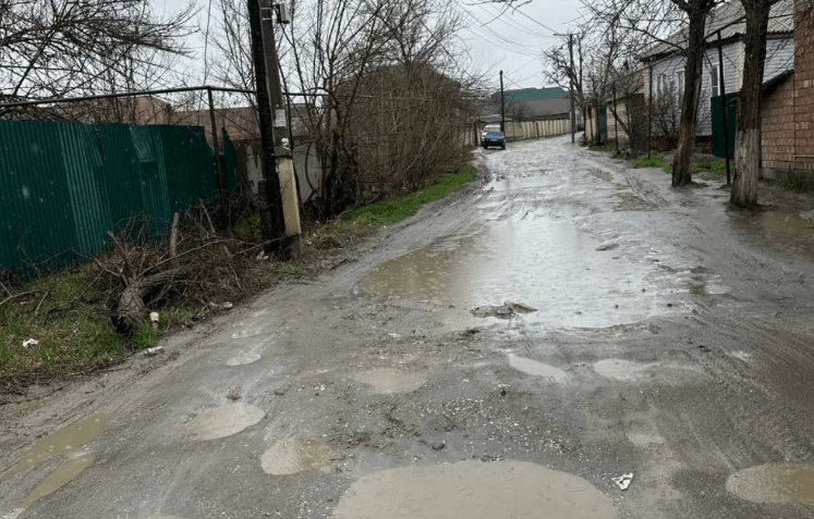 Улица Калинина в Кизляре. Стоп-кадр видео "Черновика" от 26.03.24, https://t.me/chernovik/69451