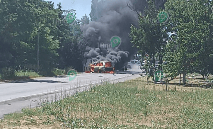 Машина Собеского объята пламенем. Стоп-кадр видео 1rnd от 14.06.24, https://www.1rnd.ru/news/proisshestviya/v-millerovo-vzorvalas-mashina-vysokopostavlennogo-voennogo/