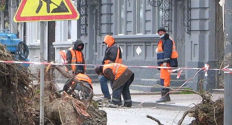 Сотрудники управления ЖКХ выполняют коммунальные работы. Кадр из видео https://www.youtube.com/watch?v=tnbTv86mJVo