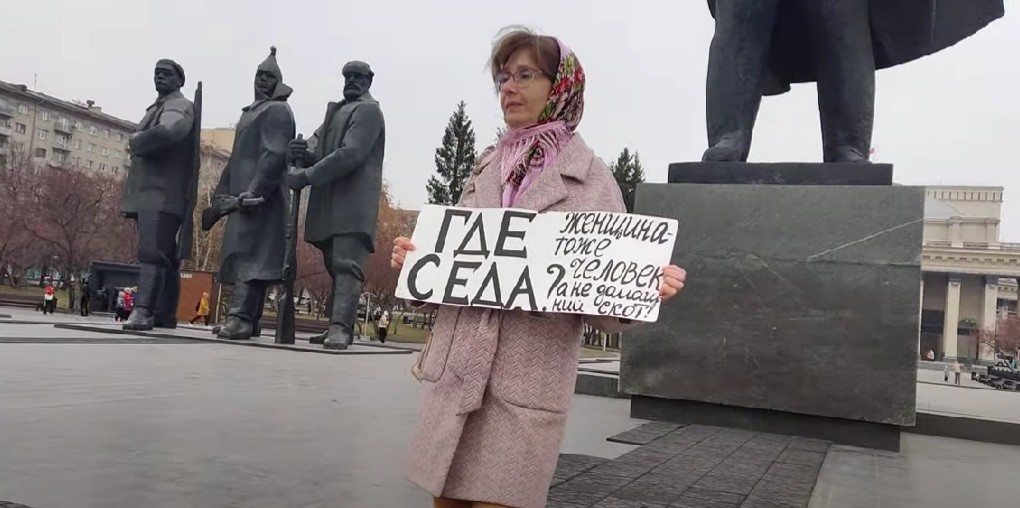 Елена Тардасова-Юн на пикете. Новосибирск, 19 октября 2024 года. Кадр видео с YouTube-канала KrasNews LIVE https://www.youtube.com/watch?v=yfmJgw2pf6k