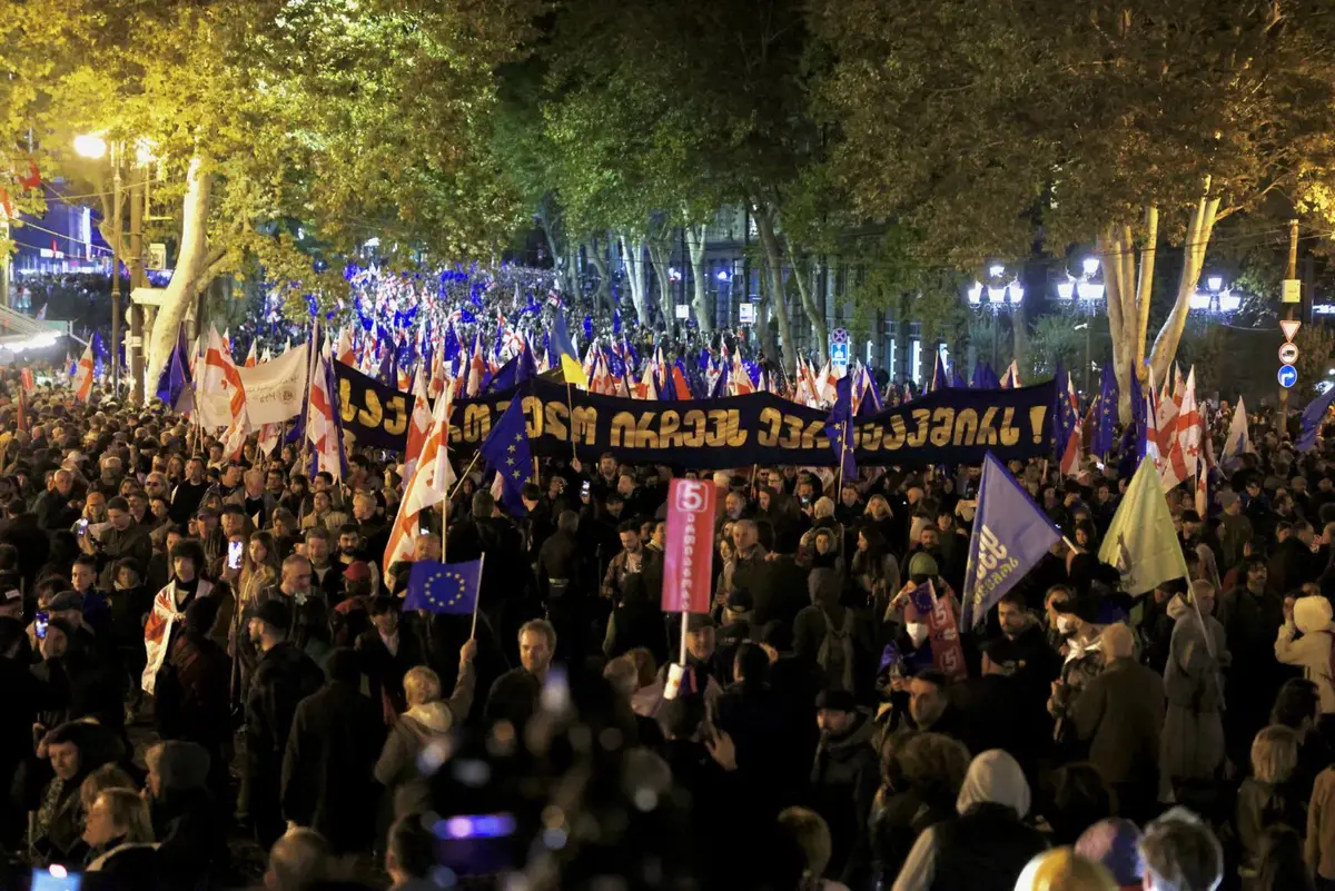 Участники митинга держат плакат в поддержку евроинтеграции Грузии. Фото: Гурам Мурадов/Civil.ge