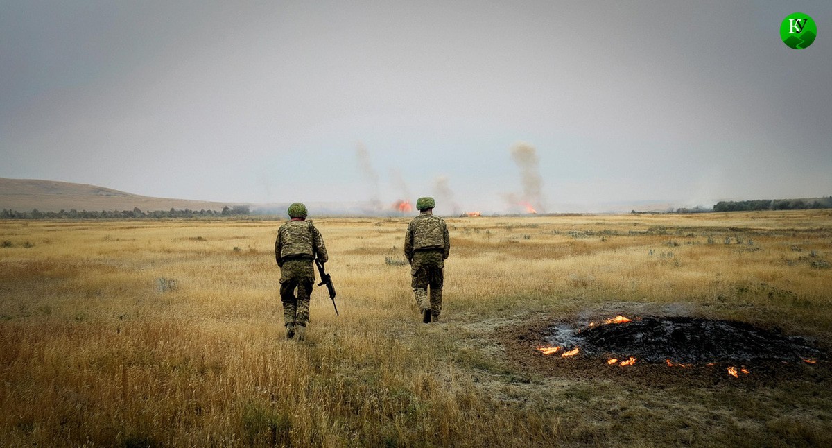 Военные идут по полю. Иллюстрация создана «Кавказским узлом» с помощью ИИ в программе Photoshop