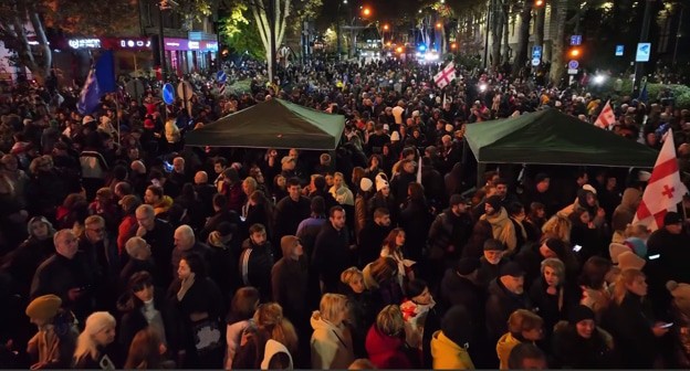 Участники протестов в Тбилиси, стоп-кадр видео https://t.me/Tbilisi_life/31404