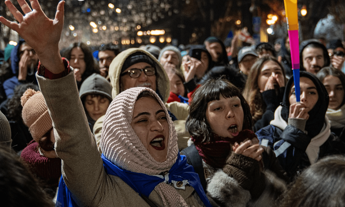 Участники акции протеста у парламента Грузии. Скриншот фото Publika от 22.01.25, https://www.facebook.com/photo?fbid=1353914396008107&set=pcb.1353914472674766 (деятельность компании Meta, владеющей соцсетью, запрещена в России).