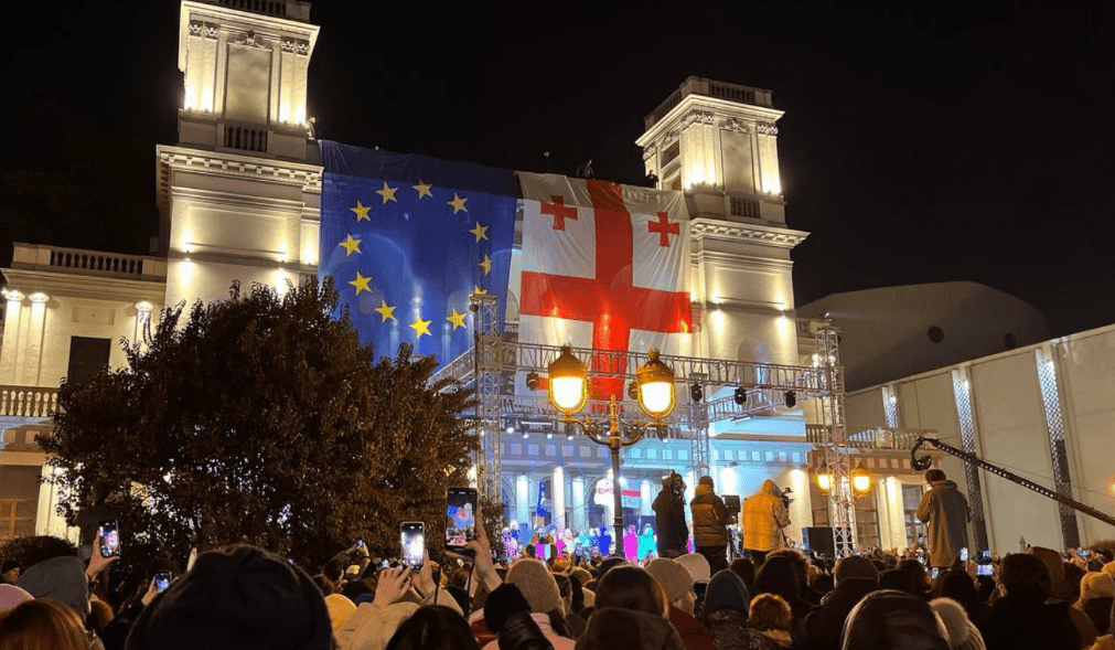 Акция протеста у Нового театра. Скриншот фото Lorena Beria из Telegram-канала Tbilisi Life от 23.01.25, https://t.me/Tbilisi_life/36325.