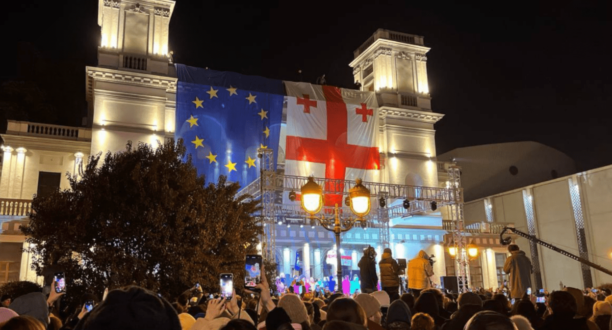 Акция протеста у "Нового театра". Скриншот фото Lorena Beria из Telegram-канала Tbilisi Life от 23.01.25, https://t.me/Tbilisi_life/36325.