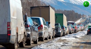 Пробка на зимней дороге. Иллюстрация создана "Кавказским узлом" с помощью ИИ в программе Photoshop