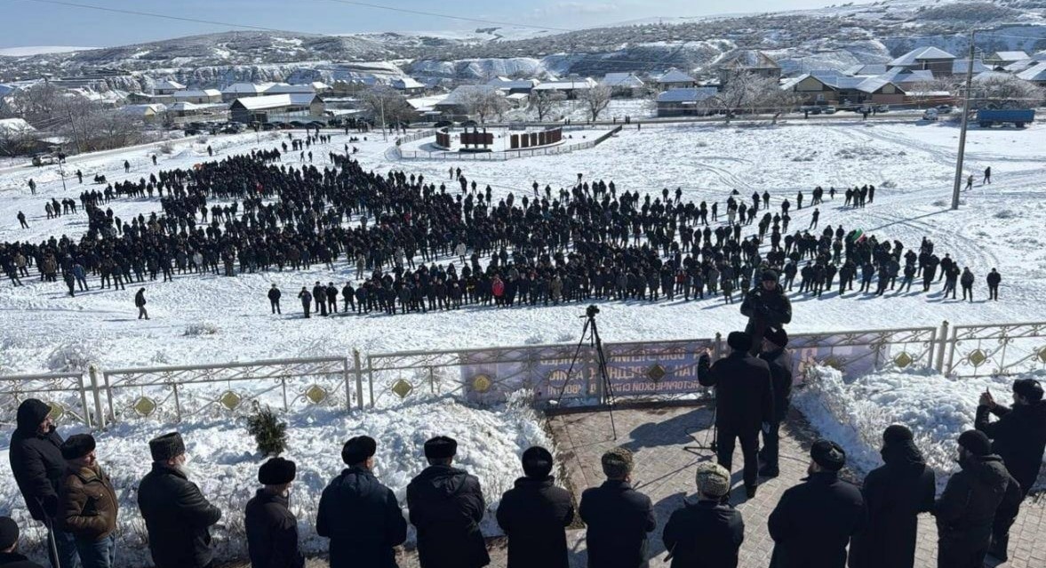 Митинг в селе Новокули, приуроченный к 81-й годовщине депортации вайнахов. Фото из телеграм-канала администрации Новолакского района https://t.me/novolak_vesti/19308