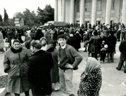 На центральной площади Сумгаита в дни погромов. Февраль 1988 года. Архивное фото из фондов Музея-Института Геноцида армян с сайта http://karabakhrecords.info