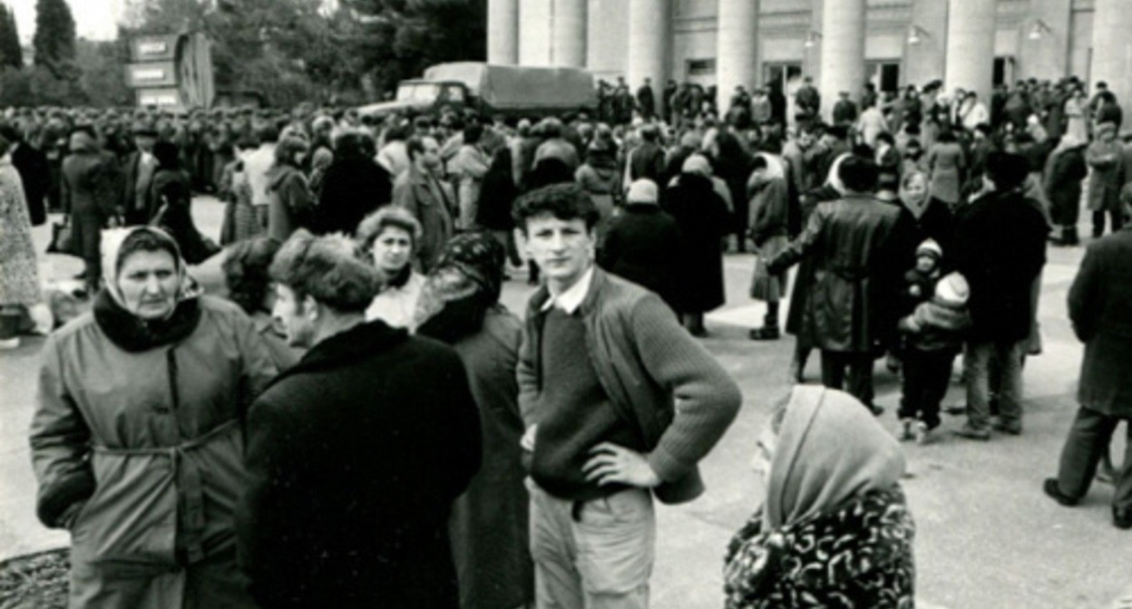 На центральной площади Сумгаита в дни погромов. Февраль 1988 года. Архивное фото из фондов Музея-Института Геноцида армян с сайта http://karabakhrecords.info