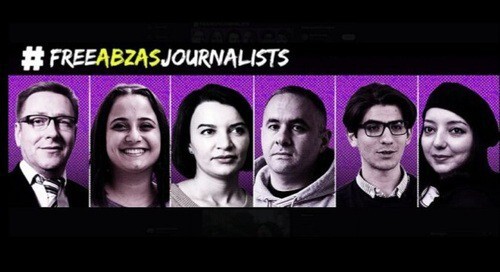 Баннер кампании #FreeAbzasJournalists, организованной Европейская федерация журналистов (EFJ) Фото https://europeanjournalists.org/blog/2024/08/19/azerbaidjan-23-journalists-in-jail-ahead-of-cop29/